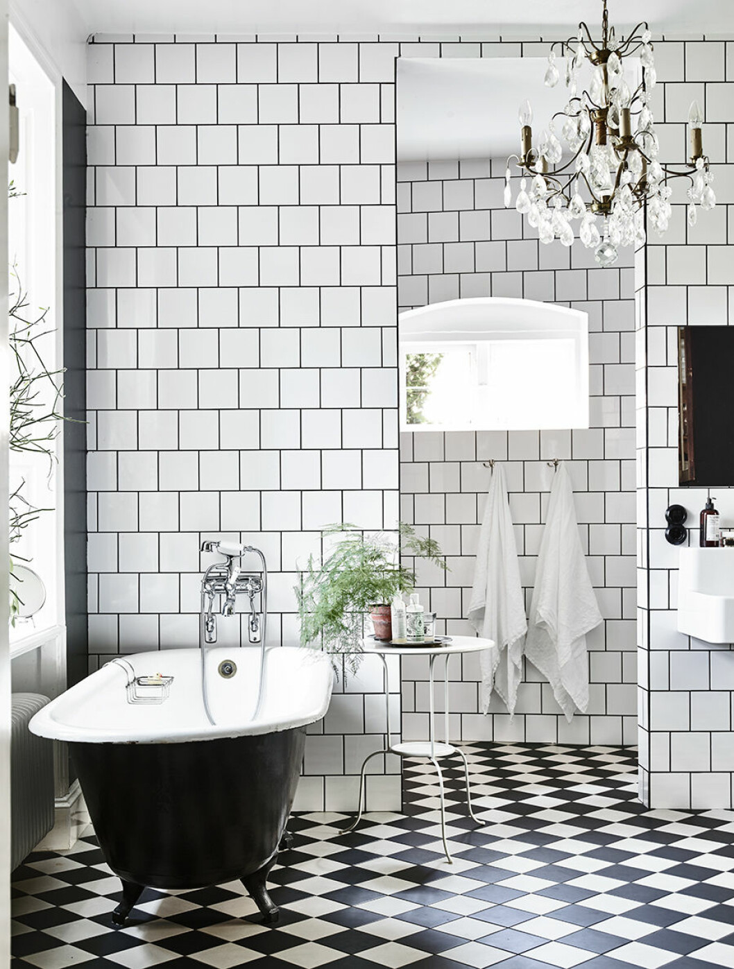 Foto: <a href="http://www.andrea-papini.com/">Andrea Papini</a> Bilden publicerades ursprungligen i hemma hos-reportaget<a href="https://www.elle.se/decoration/skapade-en-dold-skatt-bakom-hemlig-dorr-i-ett-plank/"> ”Vintage och industri i gamla professorshemmet”</a> Badrum med kakel i svart och vitt