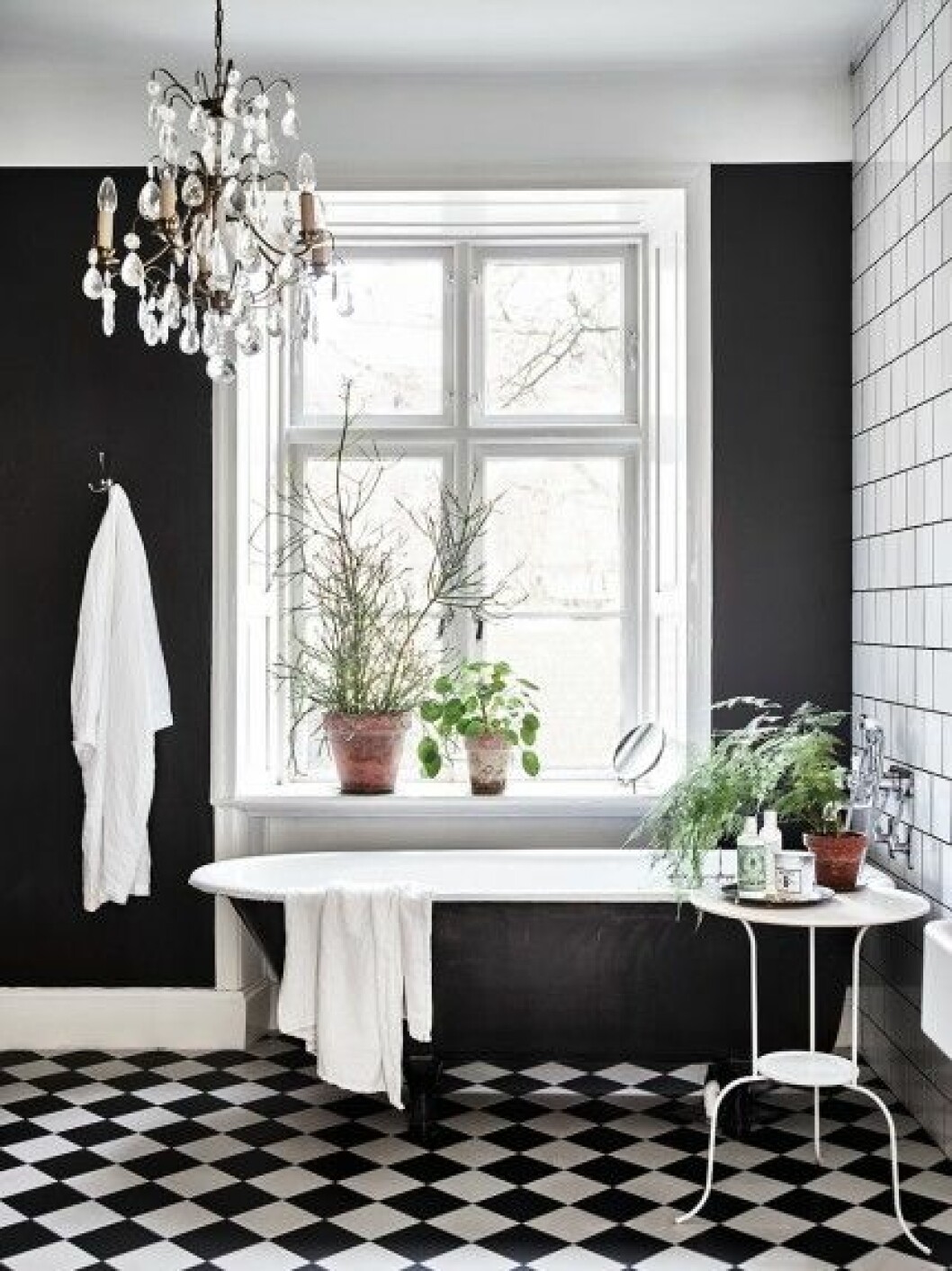 Foto: <a href="http://www.andrea-papini.com/" target="_blank" rel="noopener">Andrea Papini</a> Bild från ”<a href="https://www.elle.se/decoration/skapade-en-dold-skatt-bakom-hemlig-dorr-i-ett-plank/" target="_blank" rel="noopener">Vintage och industri i gamla professorshemmet”</a> Lyxa till badrummet.