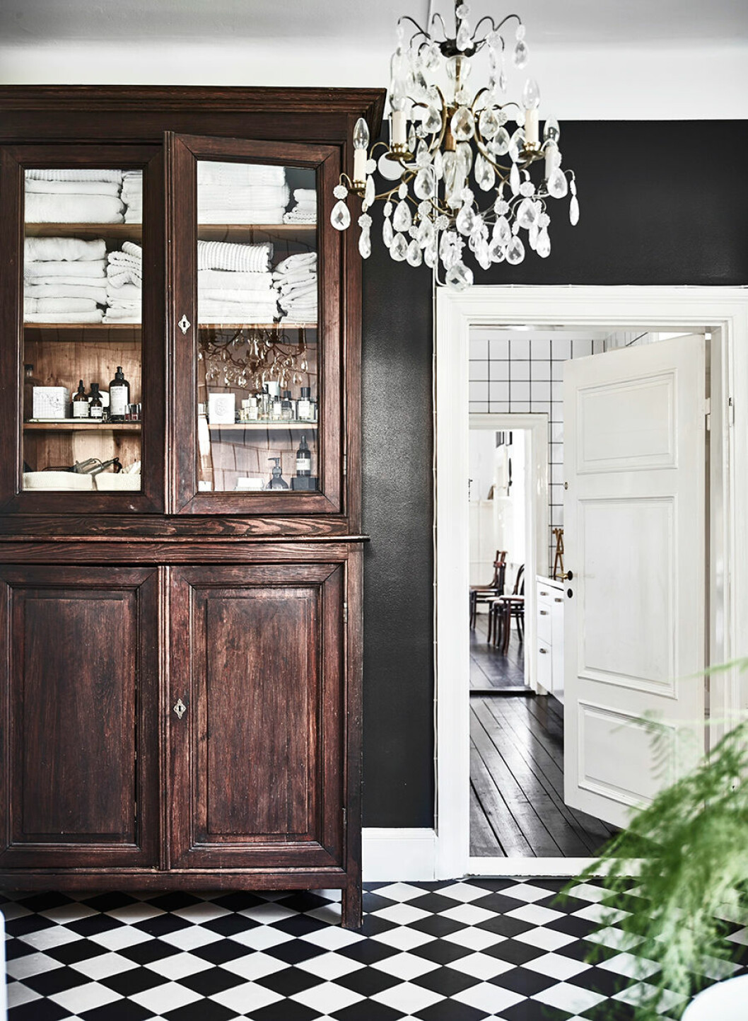 Av: Emma Persson Lagerberg, foto: Andrea Papini. Syns i: <a href="https://www.elle.se/decoration/skapade-en-dold-skatt-bakom-hemlig-dorr-i-ett-plank/">Vintage och industri i gamla professorshemmet.</a>