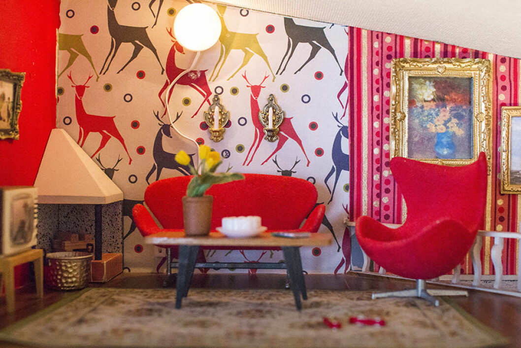 Ett av de första husen som Martina inredde med julklappspapper och möbler designade av Arne Jacobsen. Foto: Elsa Maria Axelsson Ett av de första husen som Martina inredde med julklappspapper och möbler designade av Arne Jacobsen