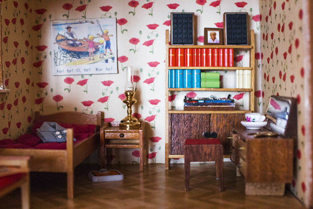 Ett klassiskt sovrum helt i teak med en liten hemmagjord skjorta som någon skickade till Martina. Foto: Elsa Maria Axelsson Ett klassiskt sovrum helt i teak med en liten hemmagjord skjorta som någon skickade till Martina