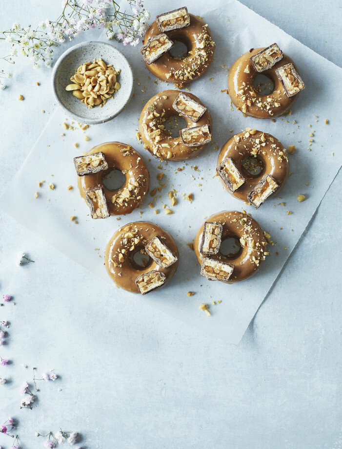 Recept på donuts med karamellglasyr, snickers och salta jordnötter