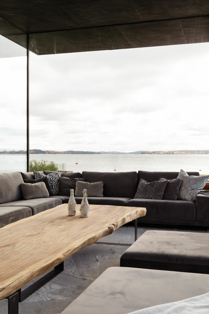 Det största vardagsrummet ligger helt nära vattnet. Möbler och inredning är valda och gjorda av arkitektens fru, inredningsarkitekten Patricia Ramos Hernandez. Drakskeppsvägen Täby till salu vardagsrum utsikt