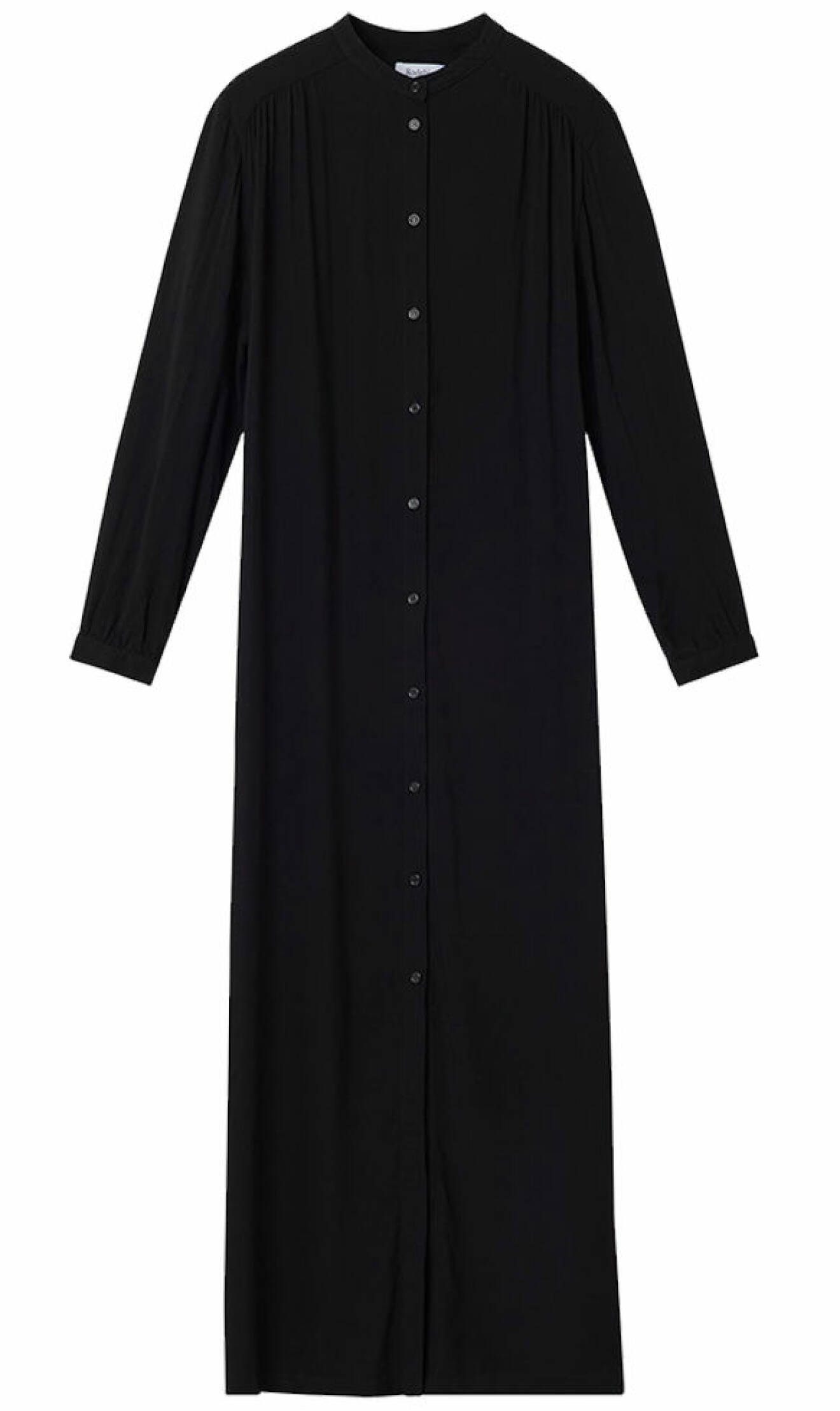 drapering 2022 – svart draperad skjortklänning från rodebjer