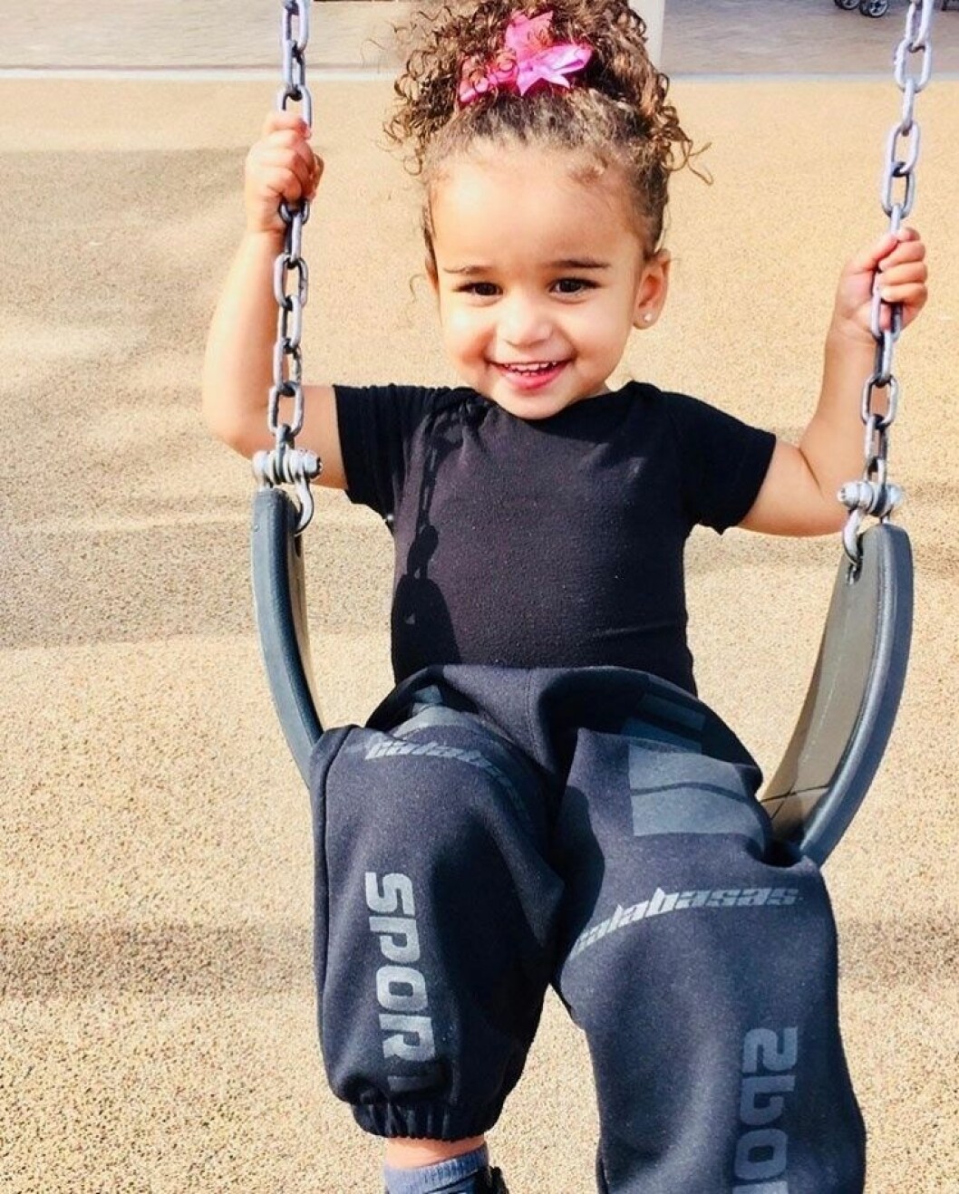 Dream Kardashian gungar på en gunga och skrattar