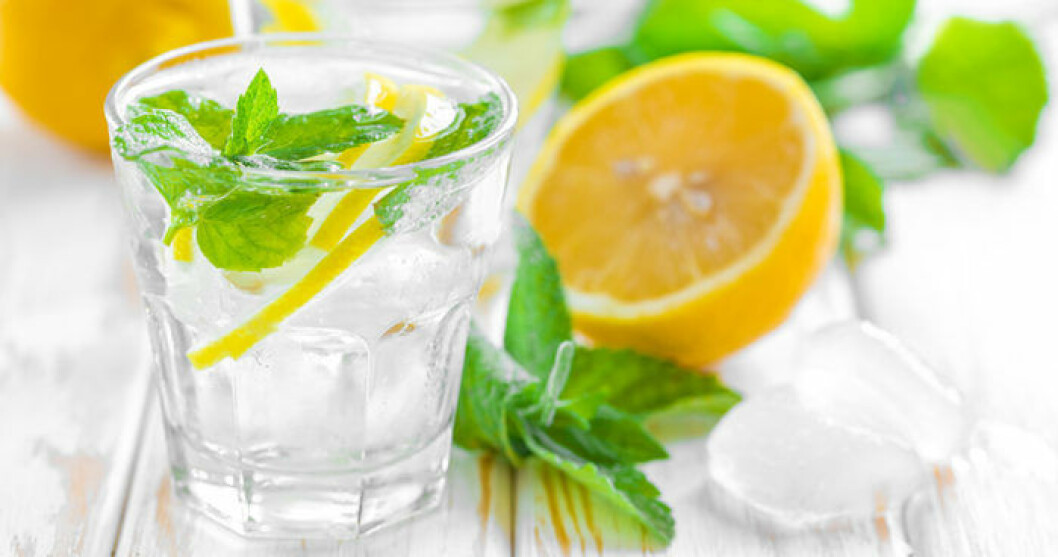 Smaksätt ditt vatten med mynta och citron! Foto: Shutterstock Smaksätt ditt vatten med mynta och citron!