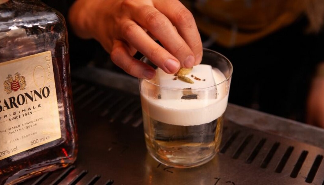 drink med smak av semla med is och kardemummakärnor på toppen