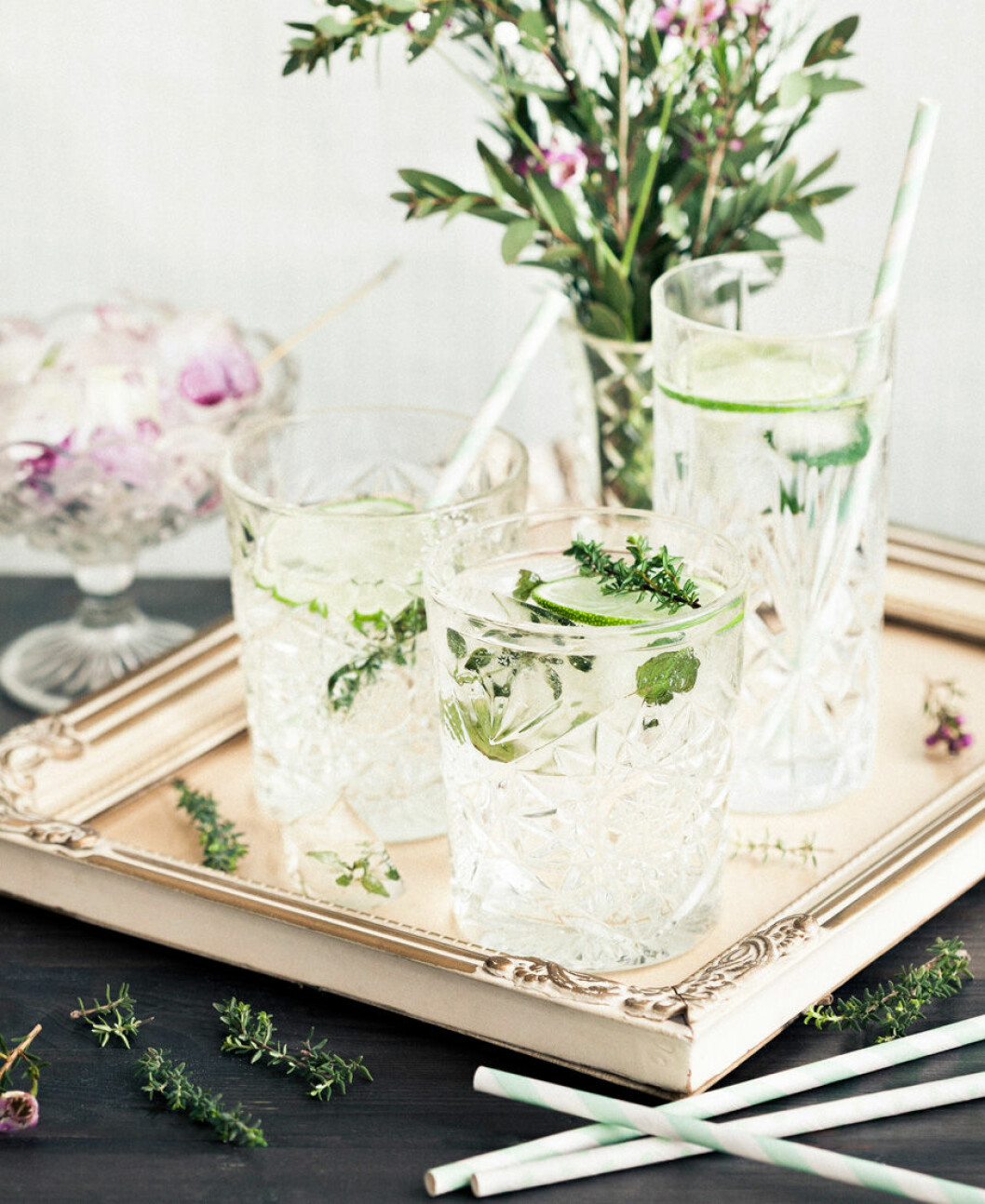 Frisk lime- och timjandrink. Frisk lime- och timjandrink.