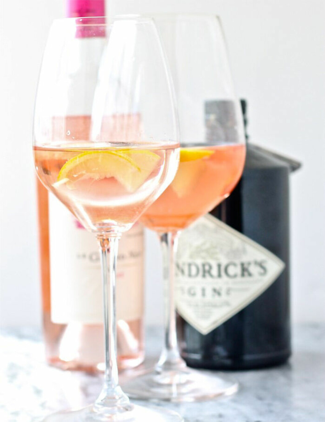 Rosé & Gin. Via: <a href="http://www.perpetuallyhungryblog.com/2015/06/17/rose-wine-cocktail/" target="_blank" rel="noopener">perpetuallyhungryblog</a> Rosé & Gin.
