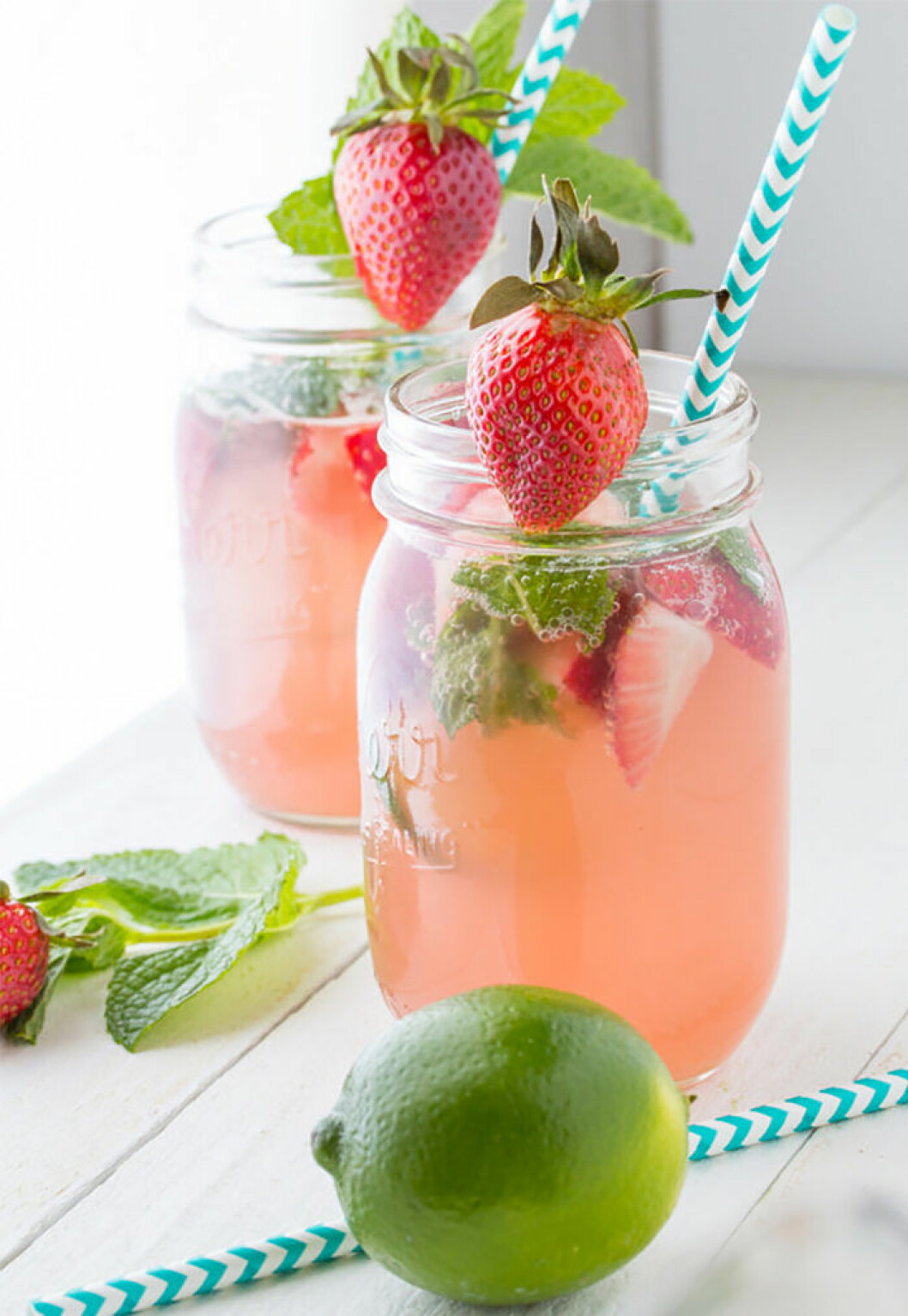 Strawberry & mint rosé. Via: <a href="http://sweetpeasandsaffron.com/2014/05/strawberry-rhubarb-rose-sangria.html" target="_blank" rel="noopener">sweetpeasandsaffron</a> Strawberry & mint rosé.