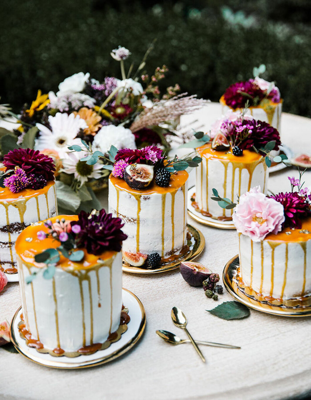 Foto: <a href="http://www.welaughwelove.com" target="_blank" rel="noopener">We Laugh We Love </a>för <a href="http://greenweddingshoes.com/enchanting-fall-wedding-fashion-with-bhldn/" target="_blank" rel="noopener">Greenweddingshoes.com</a> En rinnande karamellsås är god och skapar en glad färgklick i kombination med blommor.