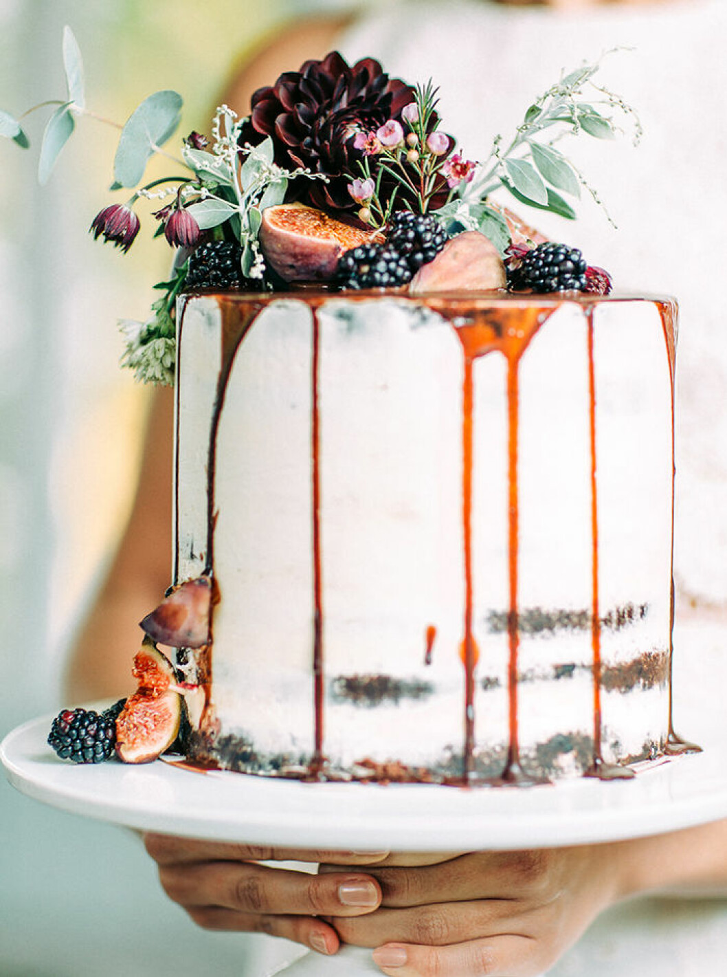 Foto: <a href="http://www.petraveikkola.com/portfolio/romantic-delicious-sweet/" target="_blank" rel="noopener">Petra Veikkola Photography</a> via <a href="http://www.weddingforward.com/small-rustic-wedding-cakes/4/" target="_blank" rel="noopener">Weddingforward.com</a> Björnbär, fikon och mörka toner i kombination med gröna blad ger en elegant effekt.