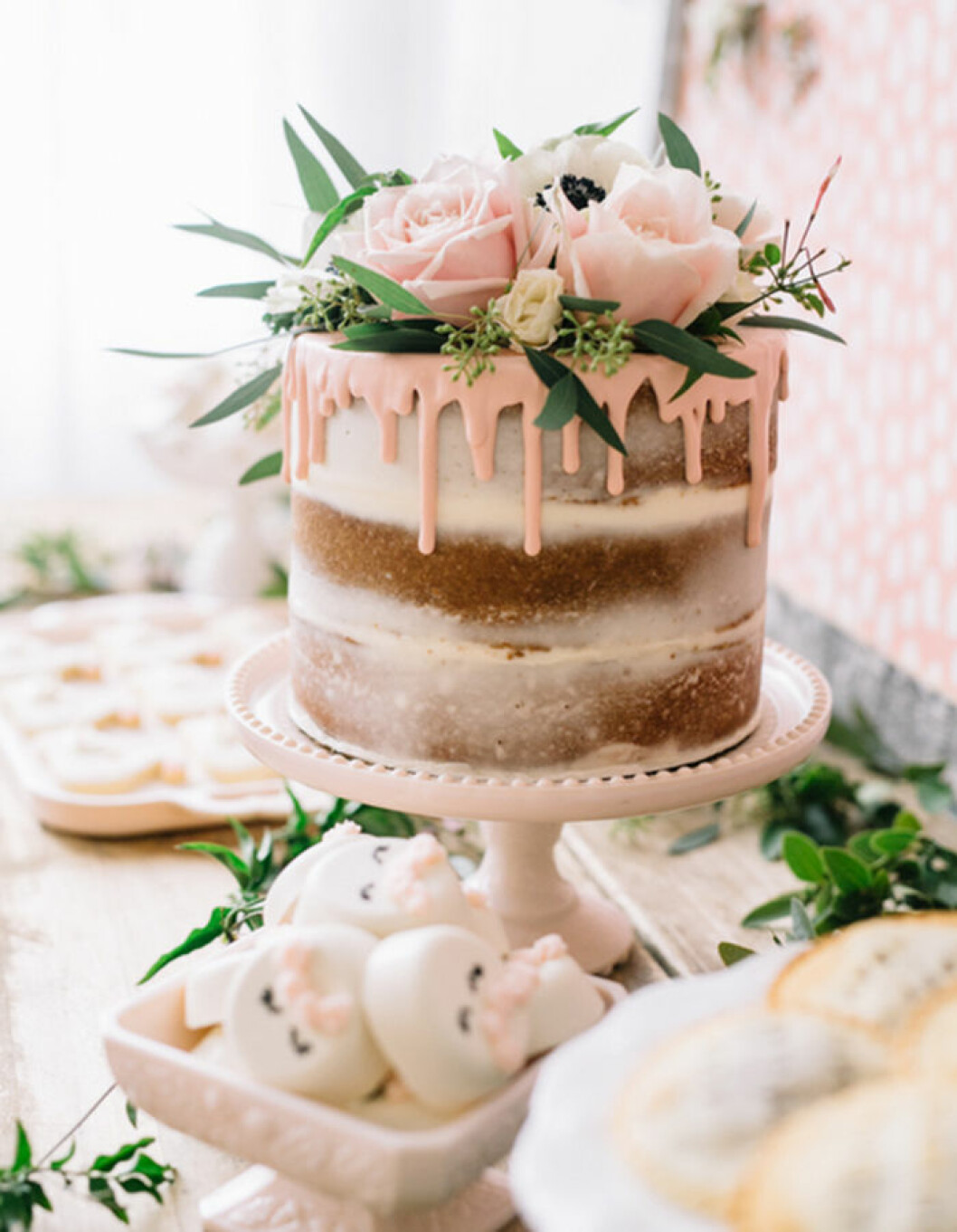 Foto: <a href="http://kcbphotography.com" target="_blank" rel="noopener">KCB Photography</a> för <a href="http://jennycookies.com/2017/02/swansandsweets/" target="_blank" rel="noopener">Jennycookies.com</a> Låt glasyren vara kvar på toppen och ge tårtan ett naturligt intryck genom att lämna sidorna nästintill bara.
