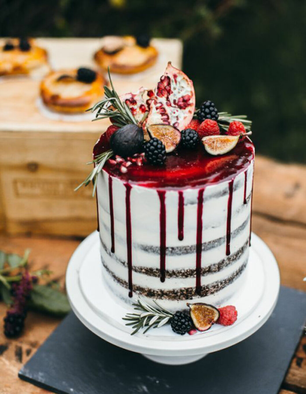 Foto: <a href="http://www.emilykirkephoto.com" target="_blank" rel="noopener">Emily Kirke Photography</a> för <a href="http://junebugweddings.com/wedding-blog/organic-meets-sophisticated-wedding-inspiration-at-eolia-mansion/" target="_blank" rel="noopener">Junebugweddings.com </a> Granatäpplet ger inte bara en vacker färg och kontrast till tårtan, utan även en riktigt god smak.