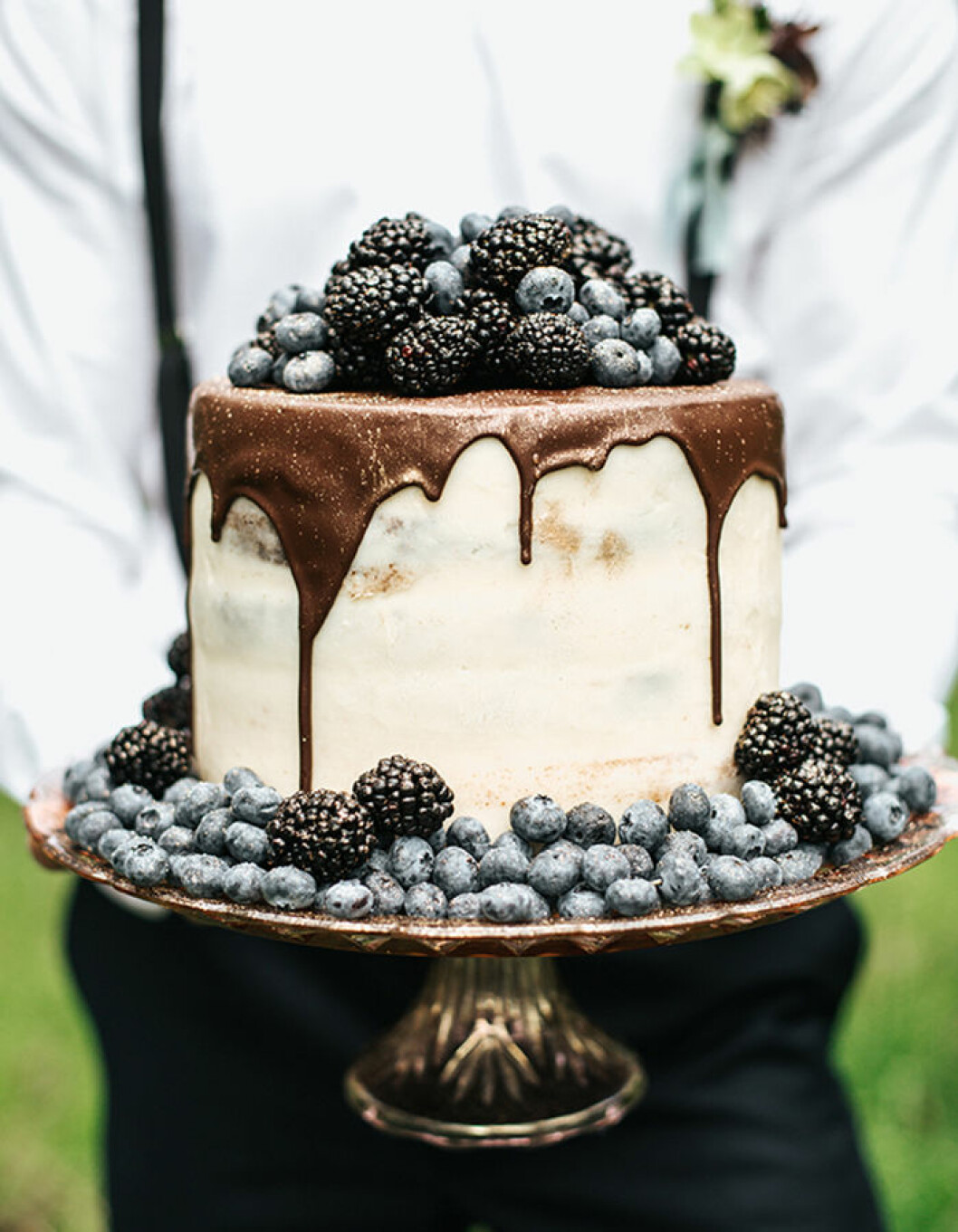 Foto: <a href="http://moniqueserraphotography.com" target="_blank" rel="noopener">Monique Serra Photography</a> för <a href="http://www.inspiredbythis.com/wed/moody-berry-and-blue-wedding-inspiration/" target="_blank" rel="noopener">Inspiredbythis.com</a> För en naturnära tårta kan du dekorera med stora mängder bär