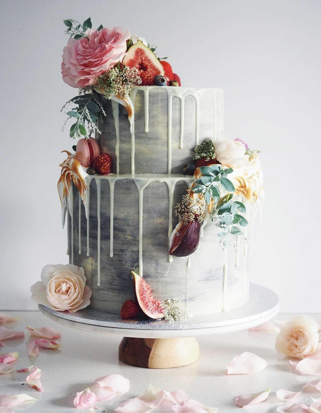 Foto: Instagram/<a href="https://www.instagram.com/cordyscakes/" target="_blank" rel="noopener">@cordyscakes</a> via <a href="http://ohjoy.blogs.com/my_weblog/2016/04/the-most-stunning-cakes.html" target="_blank" rel="noopener">ohjoy.blogs.com</a> Grå bröllopstårta med rosor och fikon.