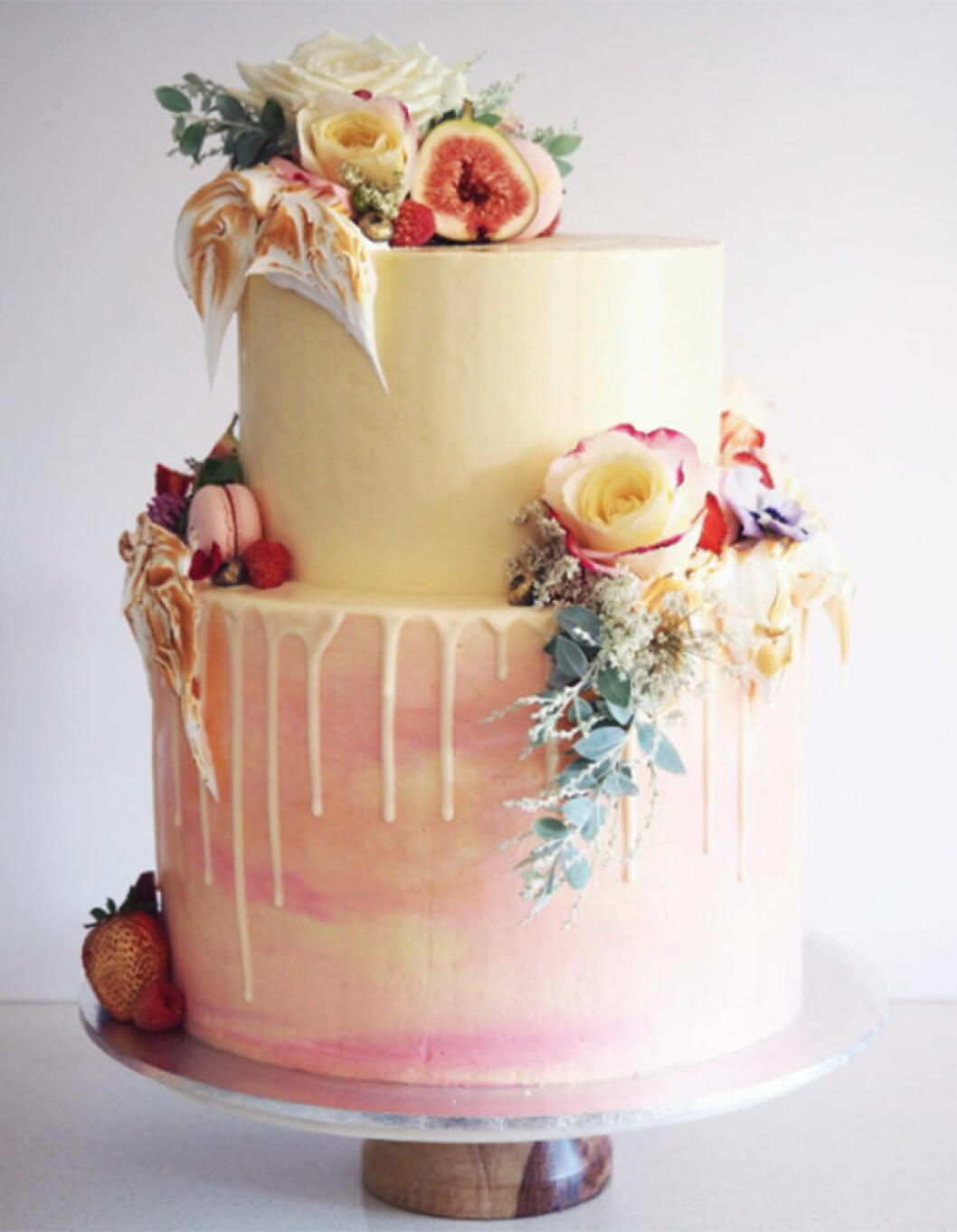 Foto: Instagram/<a href="https://www.instagram.com/p/BCW6YCvClC-/" target="_blank" rel="noopener">@cordyscakes</a> Bröllopstårta med nyanser av rosa och gul.