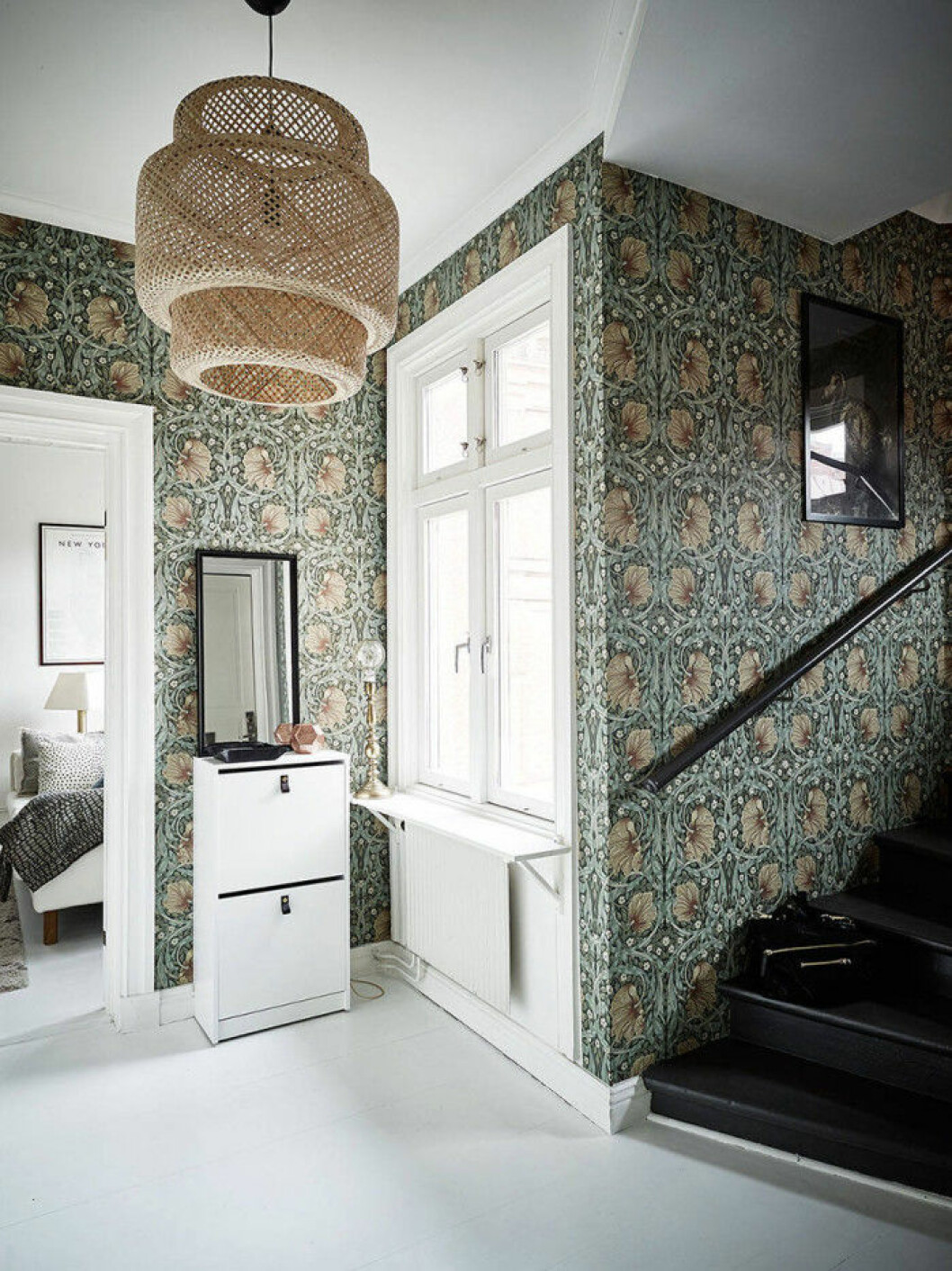 Bild från <a href="https://www.elle.se/decoration/veckans-dromhem-sekelskiftesdrom-med-trendiga-detaljer/">”Veckans drömhem: Sekelskiftesdröm med trendiga detaljer” </a>Foto: <a href="http://www.jonasberg.com/" target="_blank">Jonas Berg</a> för <a href="http://www.stadshem.se/" target="_blank">Stadshem</a> dromhem_hall_foto_jonas_berg