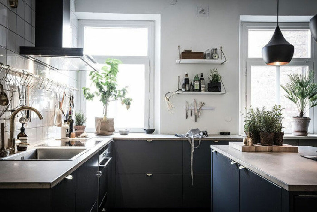 Styling: <a href="http://emmahos.se/" target="_blank" rel="noopener">Emma Fischer</a> Foto:<a href="https://www.se360.se/" target="_blank" rel="noopener"> SE360</a> för <a href="http://www.bjurfors.se/" target="_blank" rel="noopener">Bjurfors</a> Mörkgrått kök med en köksö.