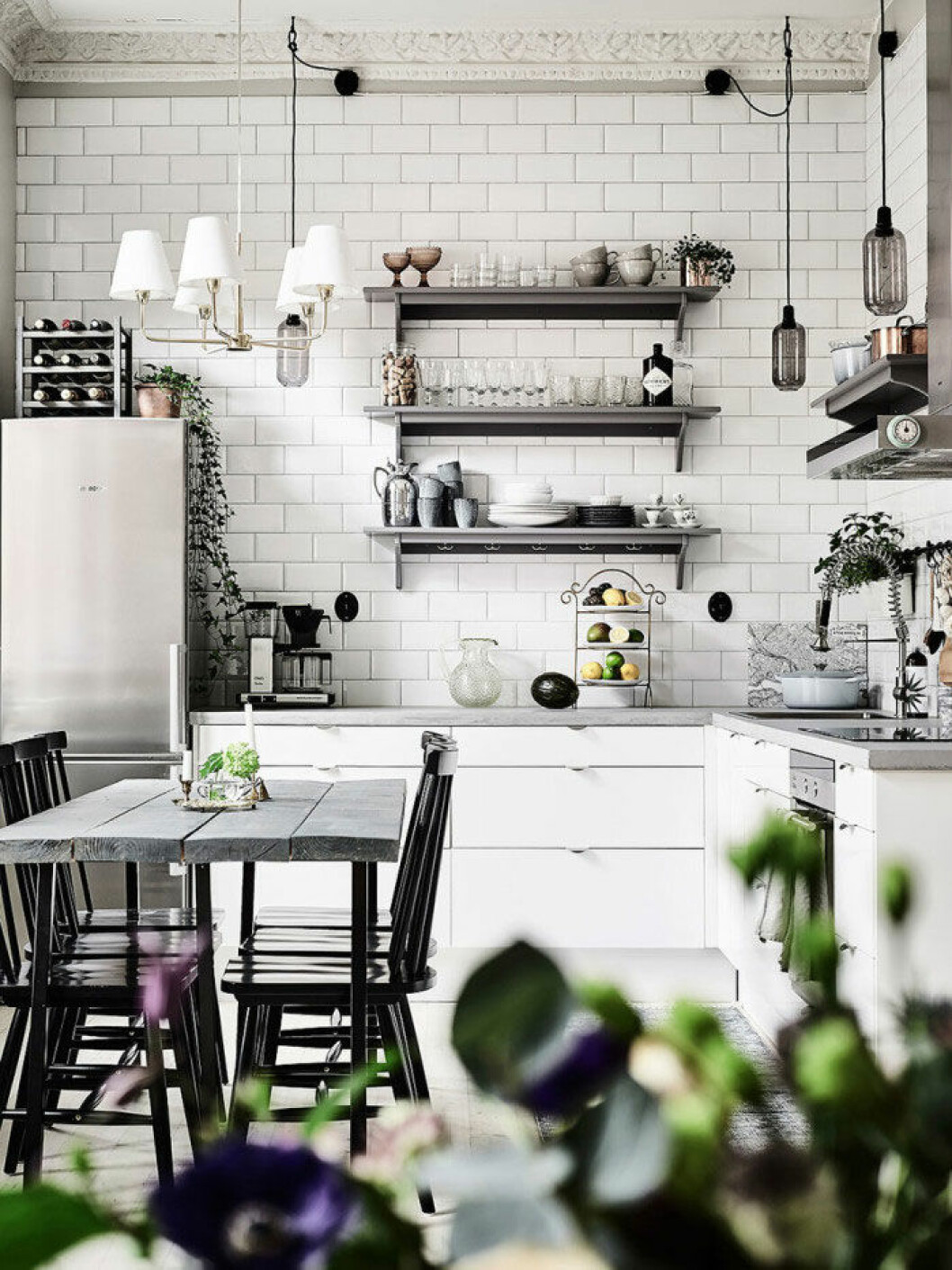 Styling: <a href="http://malinsimson.se/" target="_blank" rel="noopener">Malin Simson</a> Foto: <a href="http://www.andersbergstedt.com/" target="_blank" rel="noopener">Anders Bergstedt</a> för <a href="http://entrancemakleri.se/" target="_blank" rel="noopener">Entrance Fastighetsmäkleri</a> Modernt och ljust kök.