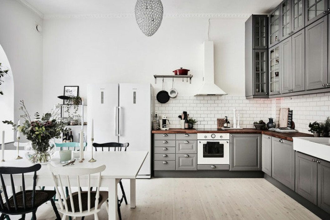 Styling: <a href="http://malinsimson.se/" target="_blank" rel="noopener">Malin Simson</a> Foto: <a href="http://www.andersbergstedt.com/" target="_blank" rel="noopener">Anders Bergstedt</a> för <a href="http://entrancemakleri.se/" target="_blank" rel="noopener">Entrance</a> Pampigt och lantligt kök.