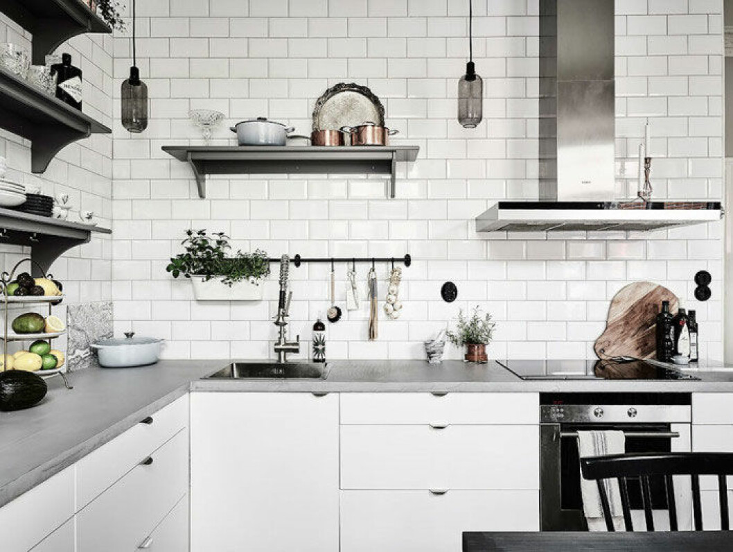 Styling: <a href="http://malinsimson.se/" target="_blank" rel="noopener">Malin Simson</a> Foto: <a href="http://www.andersbergstedt.com/" target="_blank" rel="noopener">Anders Bergstedt</a> för <a href="http://entrancemakleri.se/" target="_blank" rel="noopener">Entrance Fastighetsmäkleri</a> Öppna hyllplan.