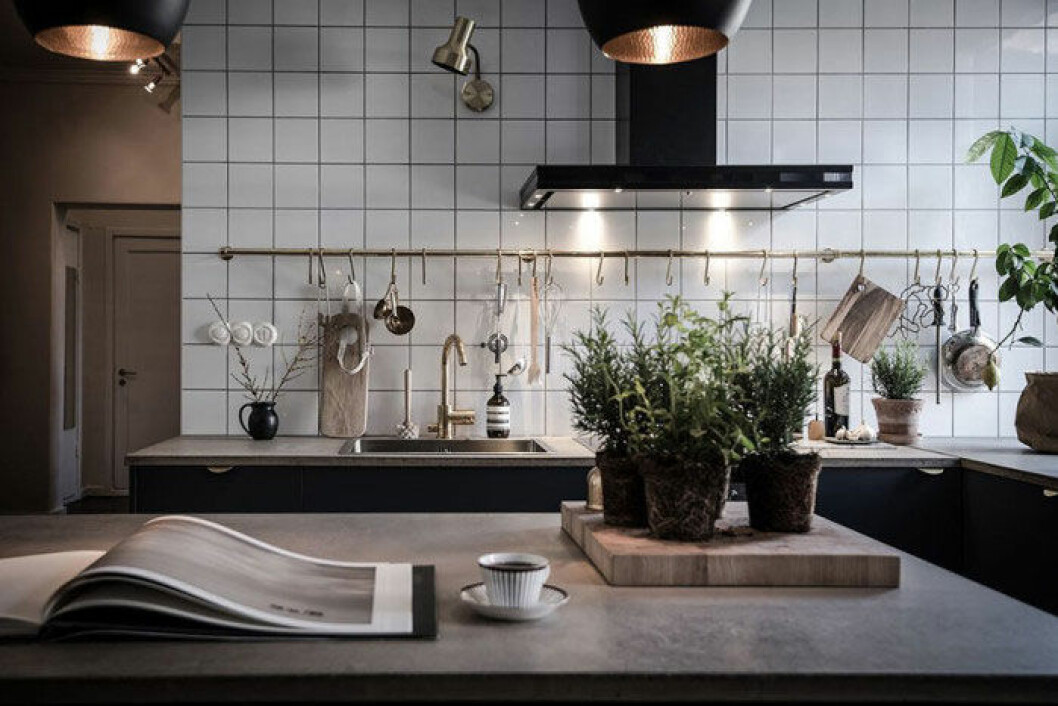 Styling: <a href="http://emmahos.se/" target="_blank" rel="noopener">Emma Fischer</a> Foto: <a href="https://www.se360.se/" target="_blank" rel="noopener">SE360</a> för<a href="http://www.bjurfors.se/" target="_blank" rel="noopener"> Bjurfors</a> Kök med massa örter i fönster.