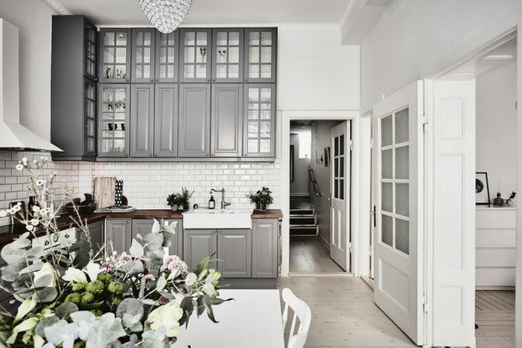Styling: <a href="http://malinsimson.se/" target="_blank" rel="noopener">Malin Simson</a> Foto: <a href="http://www.andersbergstedt.com/" target="_blank" rel="noopener">Anders Bergstedt</a> för <a href="http://entrancemakleri.se/" target="_blank" rel="noopener">Entrance</a> Gråa köksdörrar.