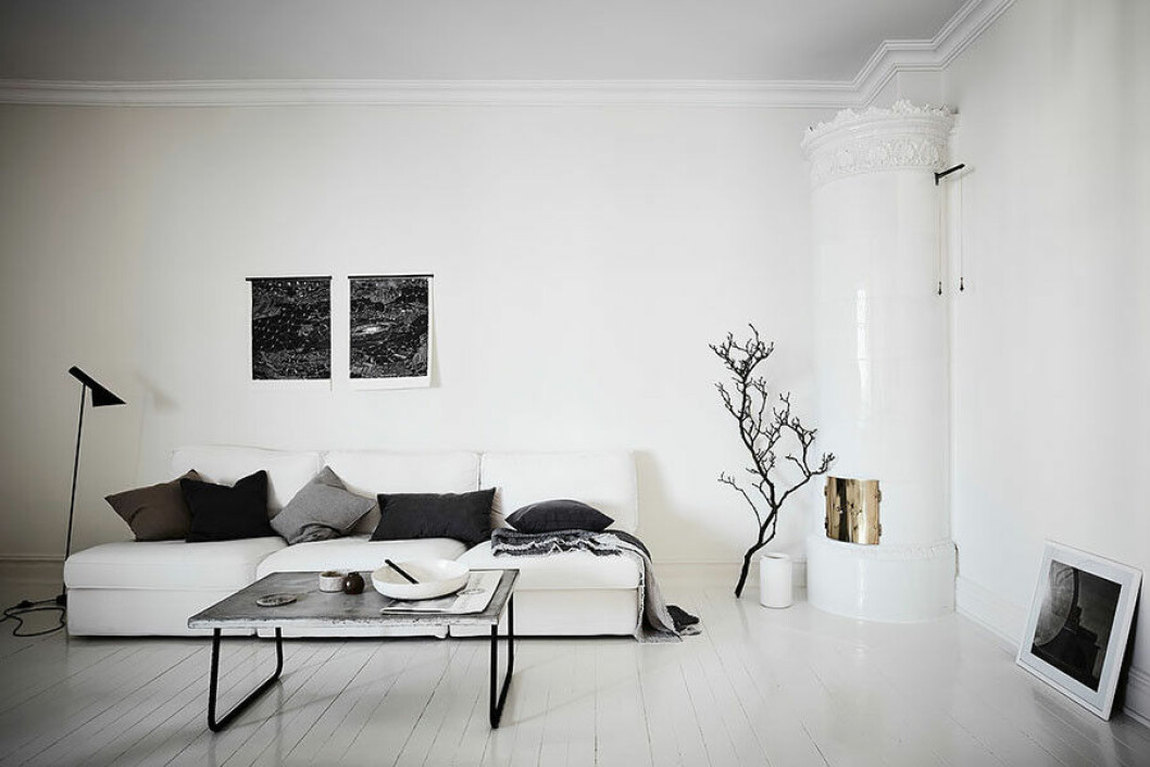 Den minimalistiska inredningen med grafiska linjer och mönster är den mest populära bland svenska folket just nu, enligt undersökningen. Foto: <a href="http://www.andersbergstedt.com/">Anders Bergstedt</a> för <a href="http://www.alvhem.com/">Alvhem Mäkleri </a> dromhem_soffa_kakelugn-900x600