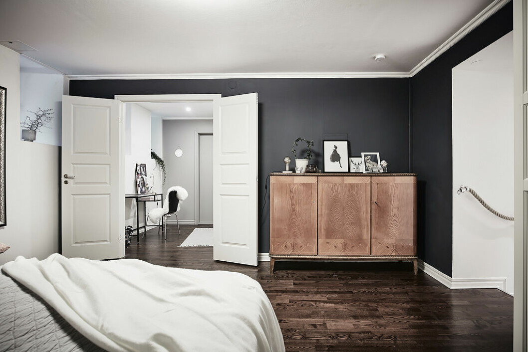 Bild från <a href="https://www.elle.se/decoration/veckans-dromhem-vackra-fonster-och-elegant-lantkok/">”Veckans drömhem: Vackra fönster och pampigt lantkök”</a> Foto: <a href="http://www.andersbergstedt.com/" target="_blank">Anders Bergstedt</a> för <a href="http://entrancemakleri.se/" target="_blank">Entrance</a> dromhem_sovrum_skap