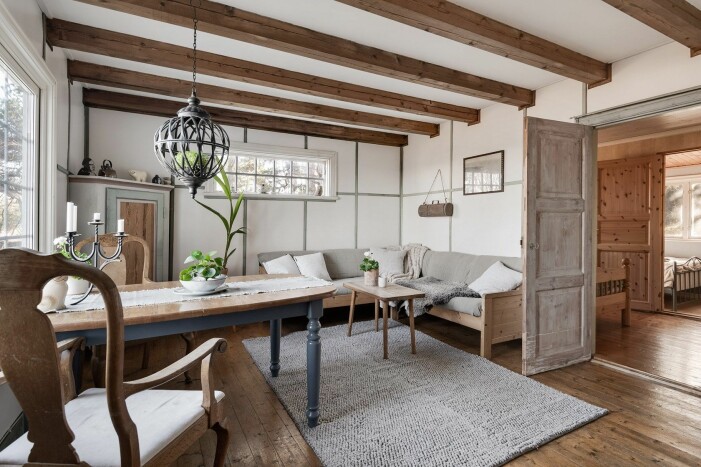Foto: <a target="_blank" href="https://www.instagram.com/fastighetsbyran">Fastighetsbyrån Gotland</a>/mäklare: Thomas Sandelius. Sommarhus på Gotland, originaldetaljer i trä