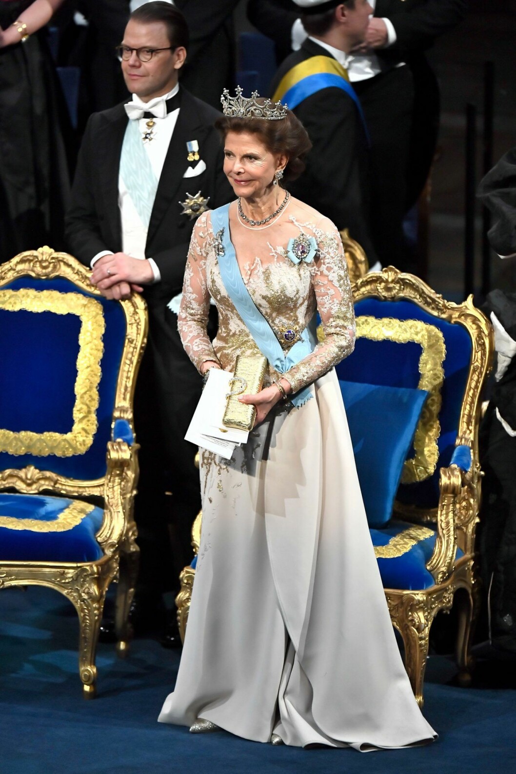 Silvia i vacker guldclutch på Nobel 2019