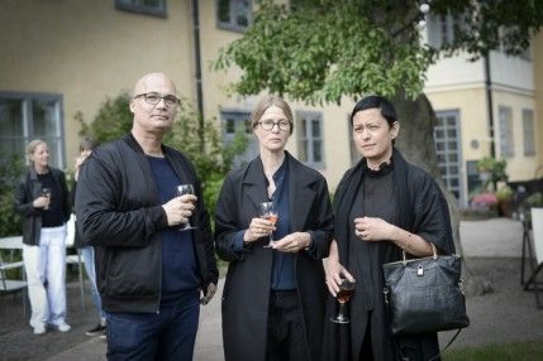 Bruno Eliasson, glasformgivaren Carina Seth Andersson med Svenskt Tenns CEO Maria Veerasamy. Bruno Eliasson, glasformgivaren Carina Seth Andersson med Svenskt Tenns CEO Maria Veerasamy.