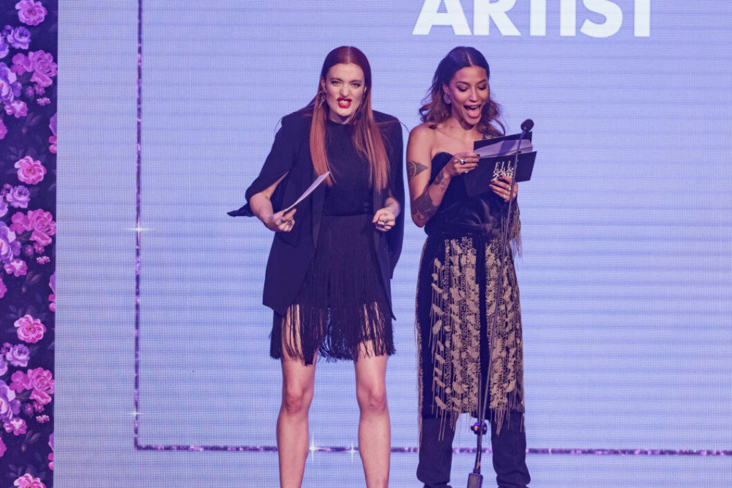 Icona Pop delar ut pris på ELLE-galan.