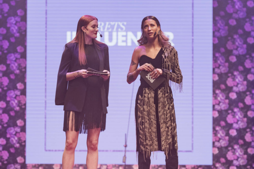Icona Pop i outfits med fransar.