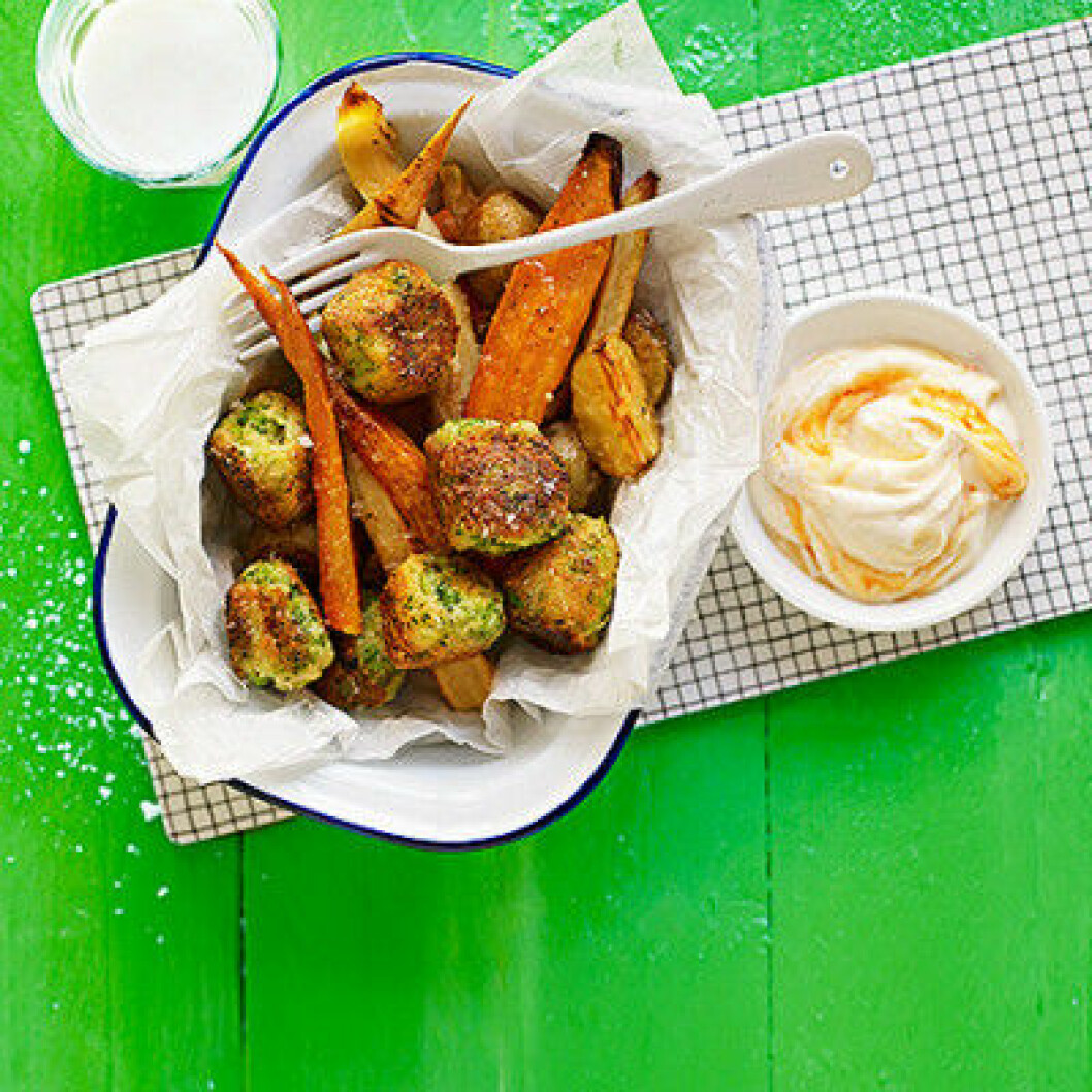 Du hittar receptet på brocollibollarna <a href="https://www.coop.se/Recept--mat/Recept/b/broccolibollar-med-rostade-rotfrukter-och-sweet-chiliyoghurt/" target="_blank" rel="noopener">här.</a> Du hittar receptet på brocollibollarna här.
