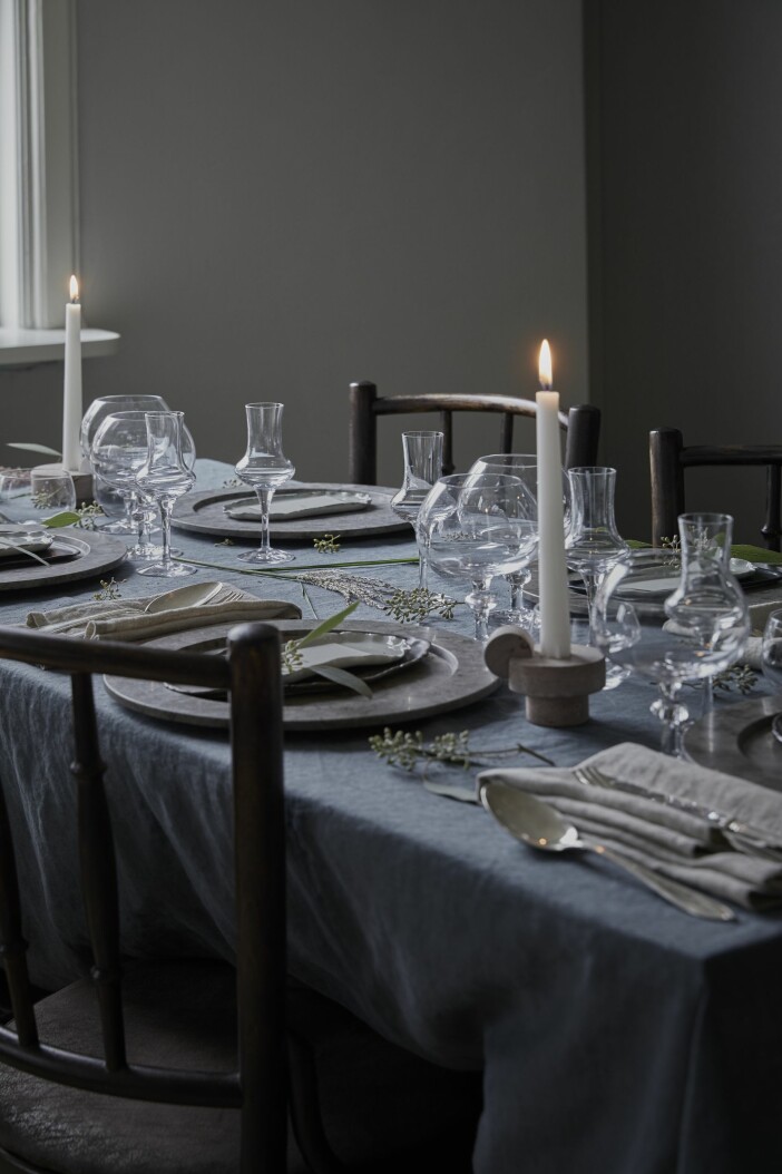 Tips! Ett festdukat bord behöver inte alltid en stor bukett, några fina blommor eller kvistar direkt på bordet ger ett vackert lyft. Foto: Fanny Rådvik Styling: Elin Lannsjö dukning för fest i vinter