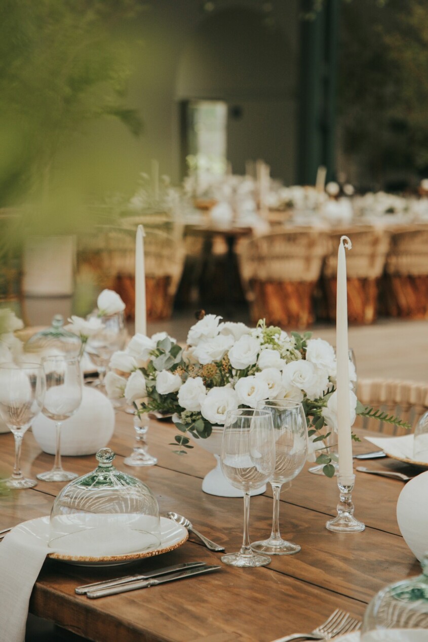 You can never go wrong with classic white roses, not least on the wedding table. Table setting inspiration white roses
