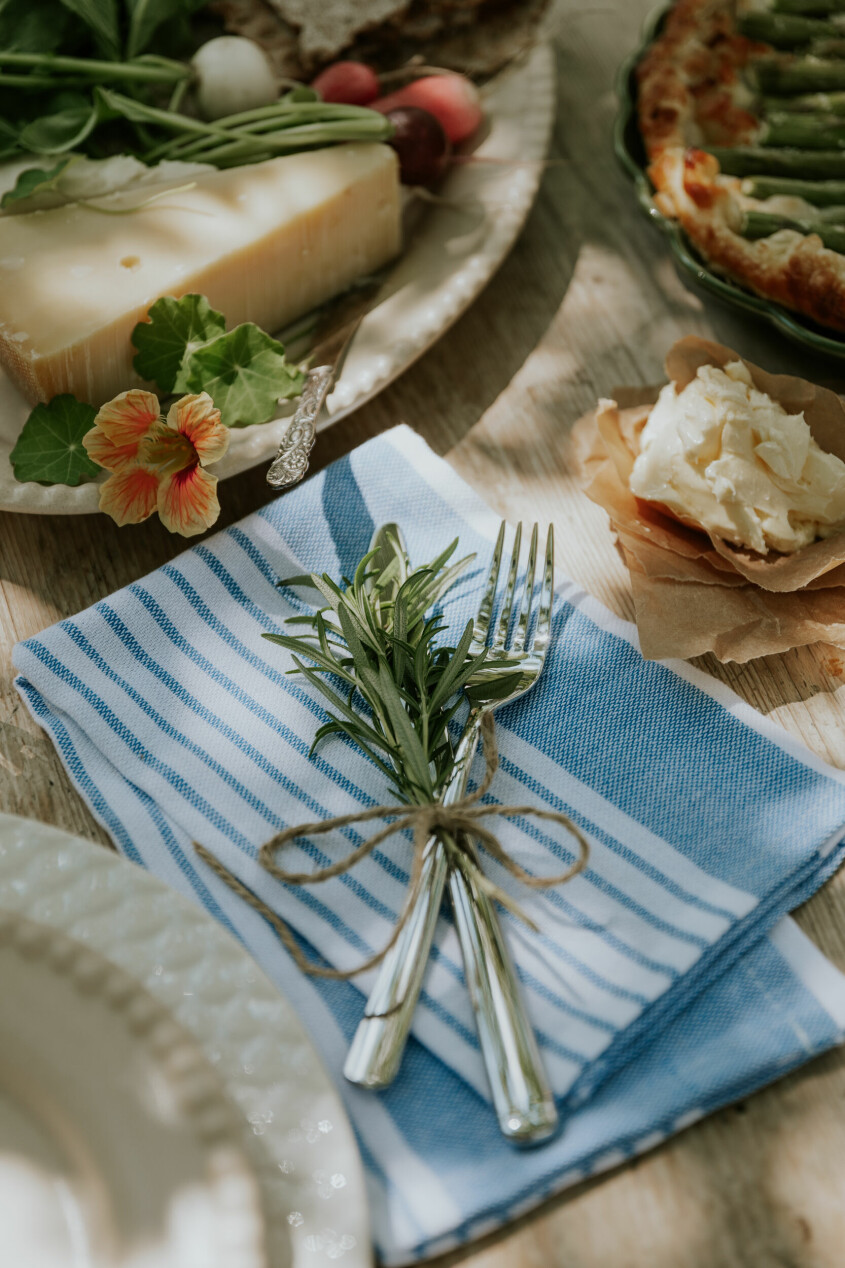 Create a green thread by incorporating several green elements into your table setting. Table setting inspired cutlery