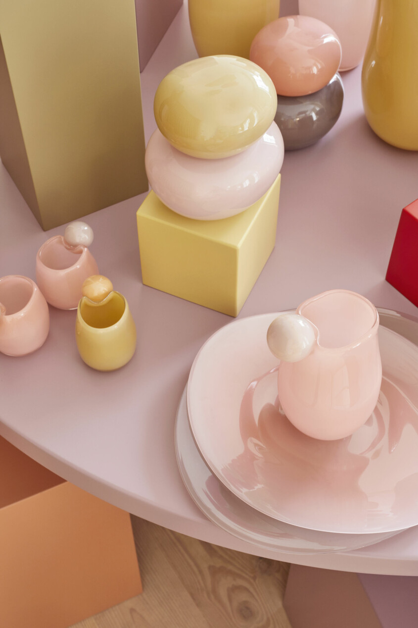 Danish Helle Mardahl has a strong grasp of pastels, whether in the form of table setting or small storage. Pastel table setting inspiration