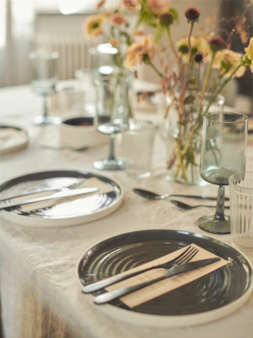 Gray thrives best among other neutrals, whether in muted or muted shades. Ikea table setting inspiration