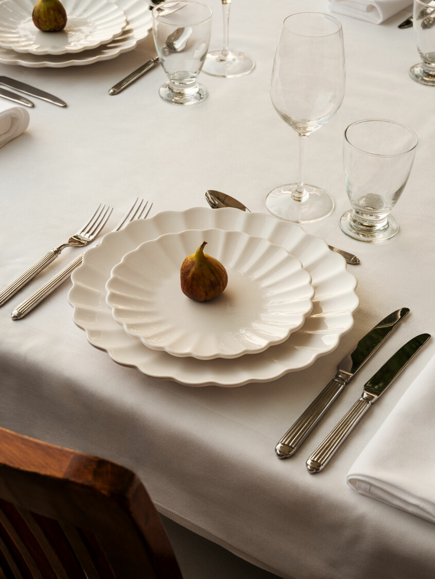 مستوحى من Mateus و <span class =" مائل" معمل البيانات italic_desktop ="مائل"> Oyster series </ span> Perfect for parties and daily life.” alt=”Mateus table setting inspiration”/><a target=