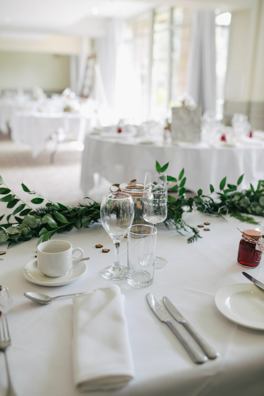 A green table runner creates an eye-catching look without being overpowering. Table setting inspiration plants