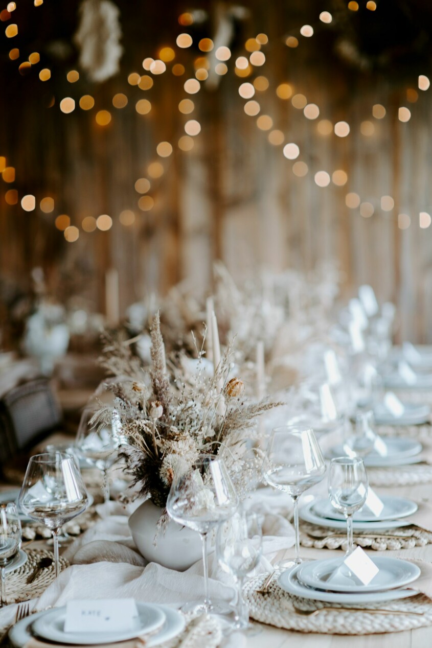 Uniform and elegant environment with mostly calm shades. Table setting inspiration dried plants