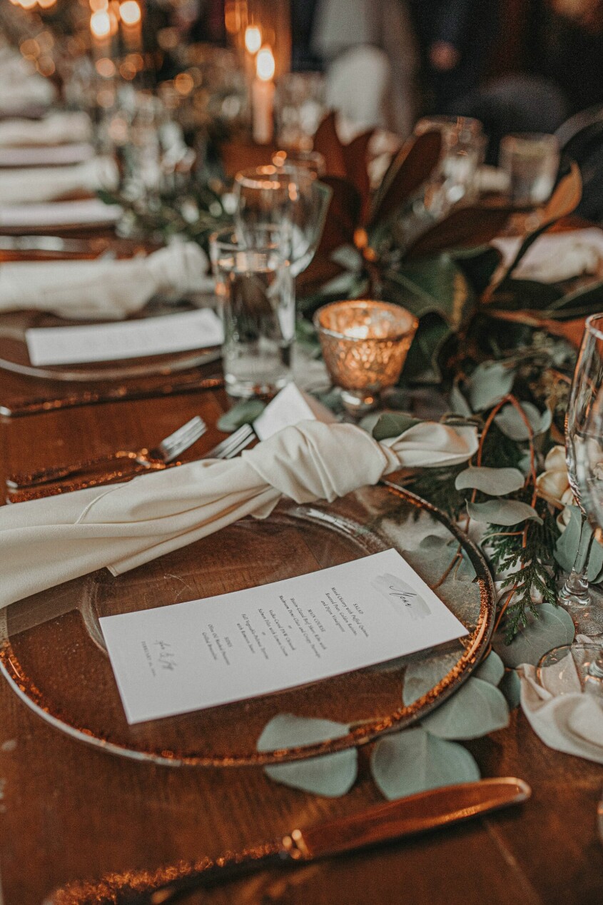Let many items, from crockery to light sources, follow the same shimmering look. Wedding table setting inspiration