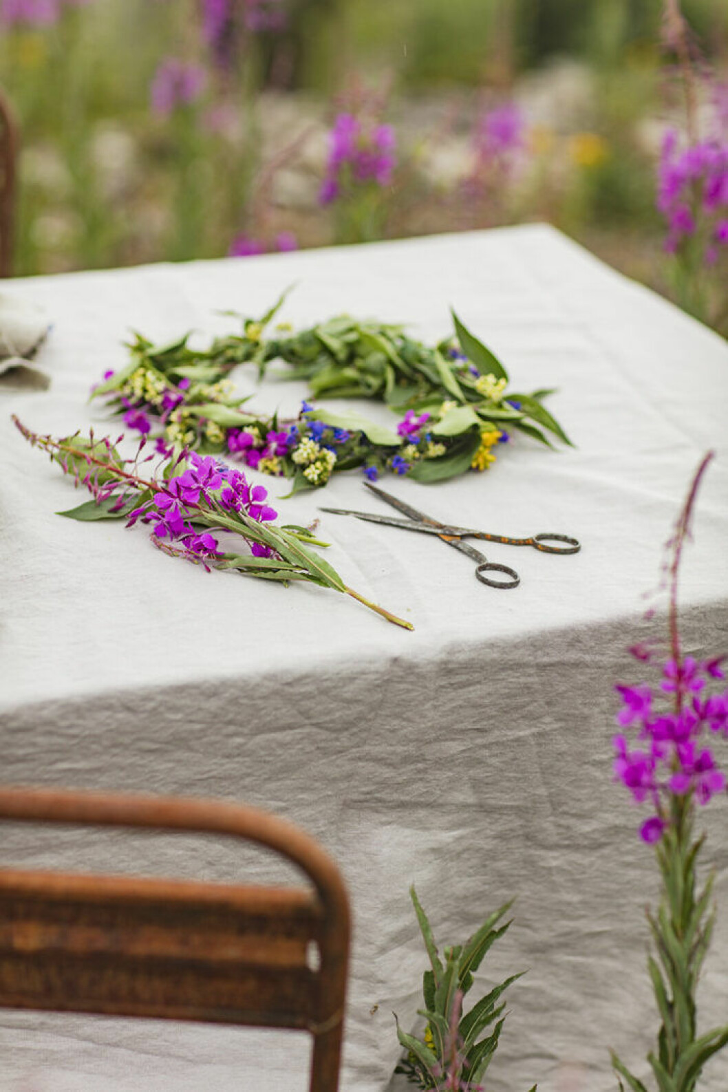 Plocka en massa blommor i förväg och förbered midsommarstången. Plocka en massa blommor i förväg och förbered midsommarstången.