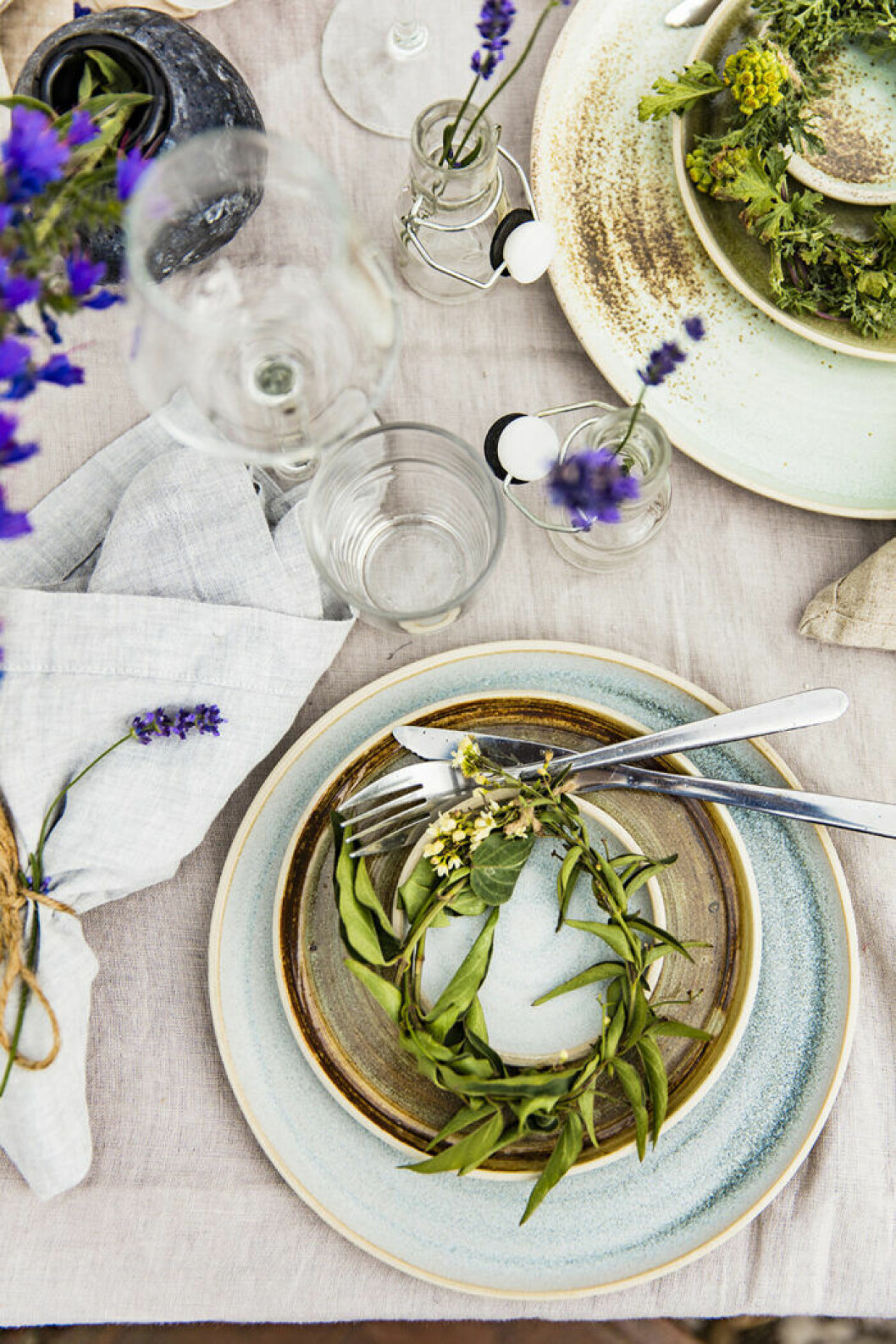 Vinglas, Ikea. Selterglas, Ikea. Tallrik och assiett, Handcrafted Stockholm. Liten flaska med snäpplock, Granit. Linneduk och linneservetter, Himla och Balmuir. Blå vas House Doctor. Vinglas, Ikea. Selterglas, Ikea. Tallrik och assiett, Handcrafted Stockholm. Liten flaska med snäpplock, Granit. Linneduk och linneservetter, Himla och Balmuir. Blå vas House Doctor.