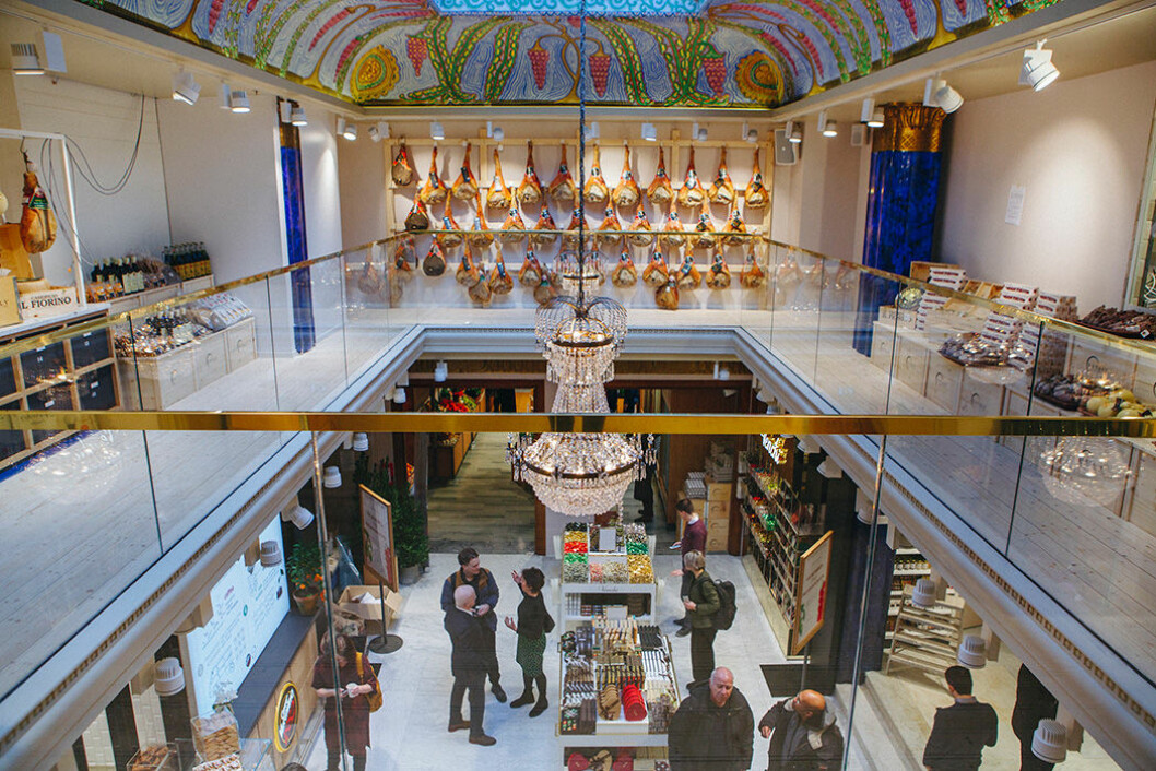 Eataly huserar på två våningar. Eataly huserar på två våningar.