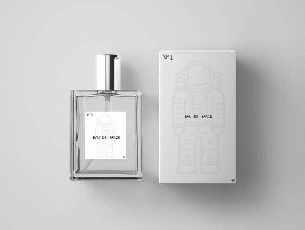 Parfymen Eau de Space i glasflaska med kartong. 
