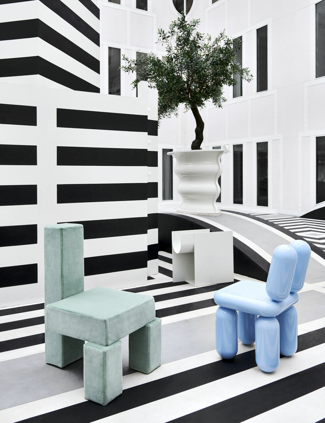 grön och blå stol i svartvit randig stylad miljö